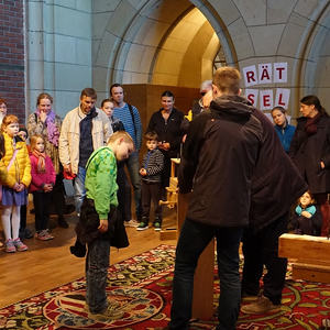 Domorganist Wolfgang Kreuzhuber und Dommusikassistent Gerhard Raab mit den großen und kleinen Orgelentdeckerinnen und Orgelentdeckern