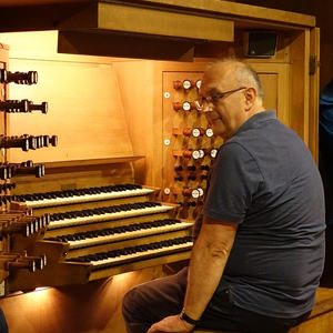Domorganist Wolfgang Kreuzhuber an „seiner” Rudigierorgel...