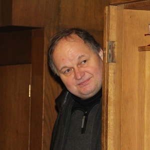 Auch Lehrer Heinrich Reknagel lugt hinter der Orgel hervor.