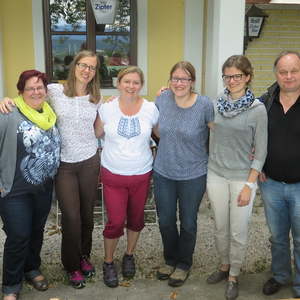 Unser erster Studienjahrgang mit Klassenvorstand Heinz Reknagel und Administratorin Stefanie Petelin.