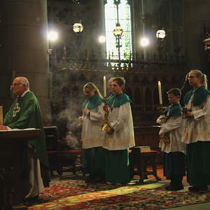 Domkapitular Walter Wimmer mit dem Evangeliar