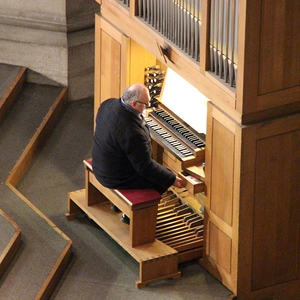 Domorganist und Direktor Wolfgang Kreuzhuber an der Pflüger-Chororgel