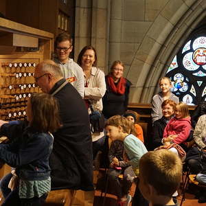 Domorganist Wolfgang Kreuzhuber mit großen und kleinen Orgelentdeckerinnen und Orgelentdeckern an der Rudigierorgel