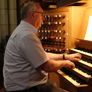 Domorganist Wolfgang Kreuzhuber an der Rudigierorgel