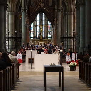 Solisten, Chor und Orchester im Altarraum des Mariendoms Linz